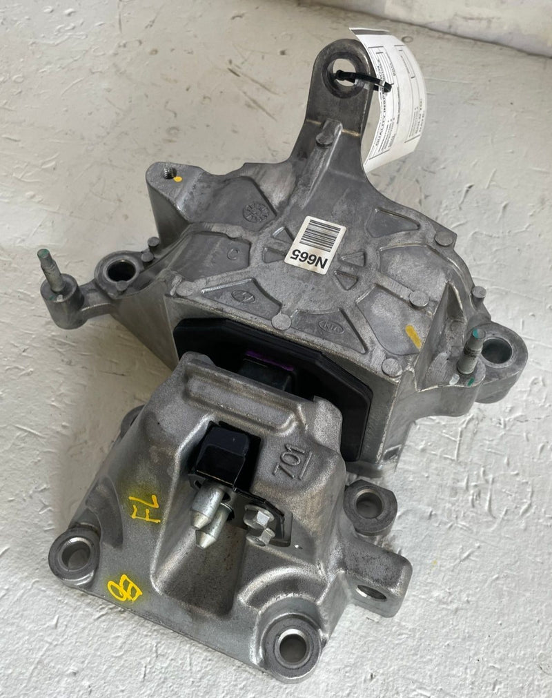 Load image into Gallery viewer, 2025-2026 HYUNDAI TUCSON FRONT LEFT AUTO TRANSMISSION MOUNT BRACKET 2.5L #113044
