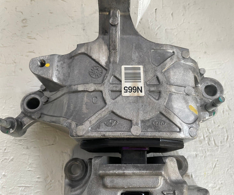 Load image into Gallery viewer, 2025-2026 HYUNDAI TUCSON FRONT LEFT AUTO TRANSMISSION MOUNT BRACKET 2.5L #113044
