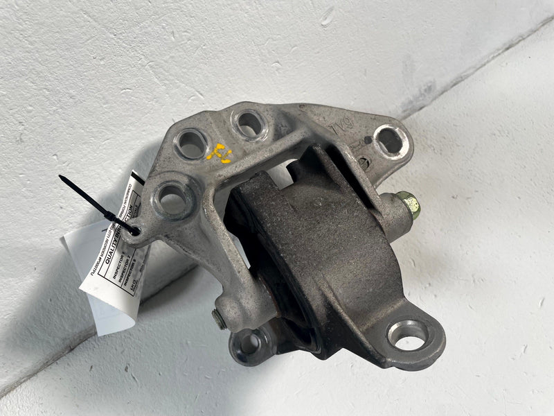 Load image into Gallery viewer, 2016-2022 ACURA ILX FRONT LEFT SIDE ENGINE MOUNT BRACKET 50850-TV9-A02 # 113585
