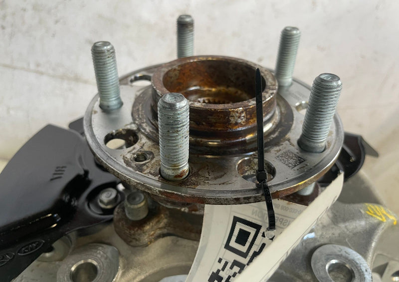 Load image into Gallery viewer, 22-26 HYUNDAI TUCSON FRONT RIGHT PASSENGER SIDE SPINDLE KNUCKLE &amp; HUB # 113054
