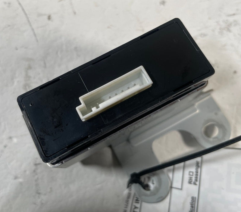 Load image into Gallery viewer, 2022 - 2023 KIA STINGER MOOD LIGHT LAMP CONTROL MODULE UNIT W/ BRACKET # 110733
