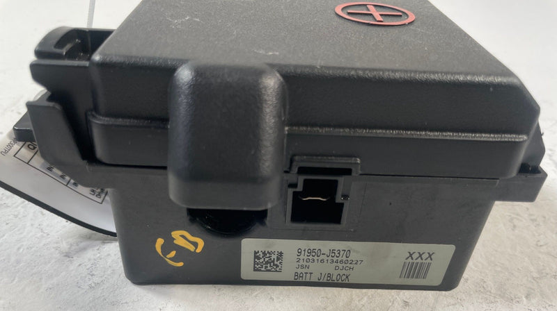 Load image into Gallery viewer, 2022-2023 KIA STINGER POSITIVE BATTERY FUSE TERMINAL COVER FUSIBLE LINK # 110732
