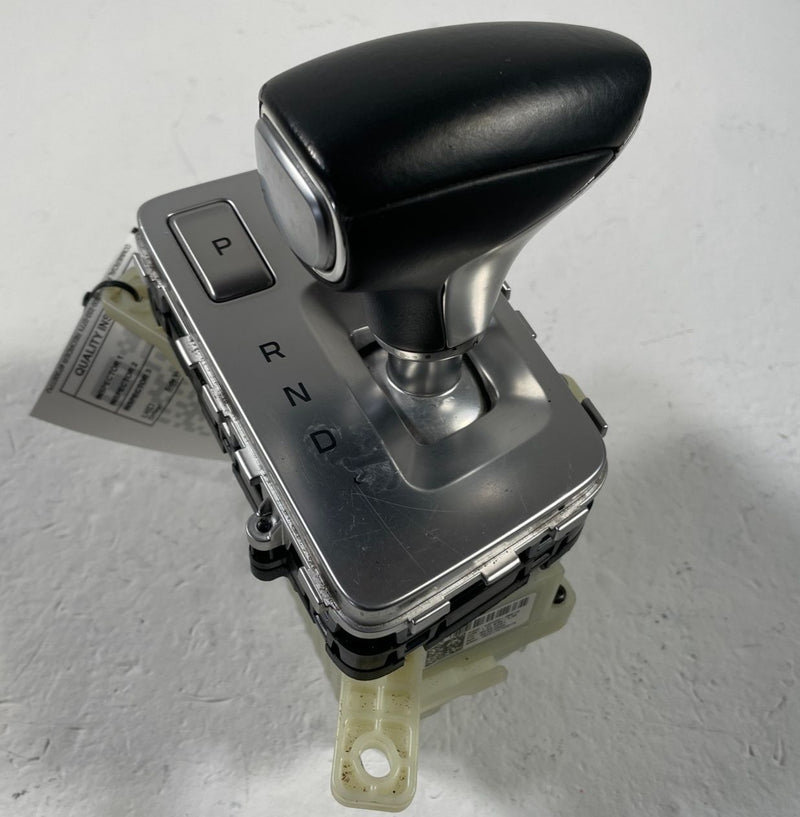 Load image into Gallery viewer, 2022-2023 GENESIS G70 AUTOMATIC GEAR SHIFTER FLOOR LEVER KNOB ASSEMBLY # 108117
