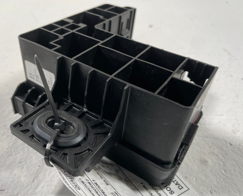 Load image into Gallery viewer, 2022-2026 GENESIS G70 POSITIVE BATTERY TERMINAL FUSIBLE LINK FUSE BOX # 108124
