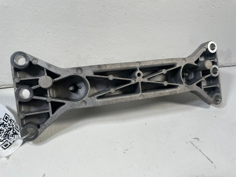 Load image into Gallery viewer, 2018-2023 KIA STINGER RWD TRANSMISSION CROSSMEMBER SUPPORT MOUNT BRACKET #110787
