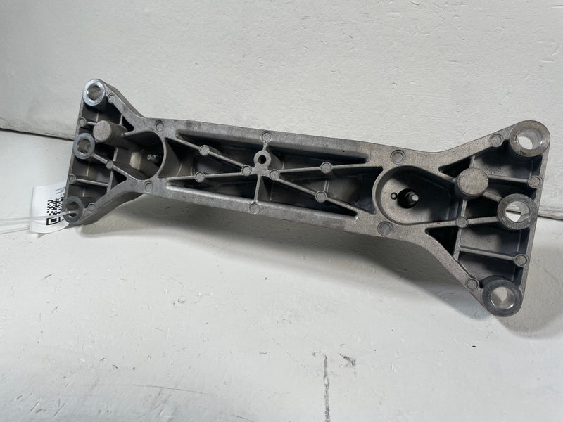 Load image into Gallery viewer, 2018-2023 KIA STINGER RWD TRANSMISSION CROSSMEMBER SUPPORT MOUNT BRACKET #110787
