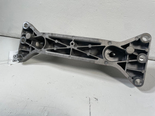 2018-2023 KIA STINGER RWD TRANSMISSION CROSSMEMBER SUPPORT MOUNT BRACKET