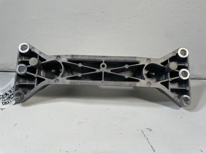 Load image into Gallery viewer, 2018-2023 KIA STINGER RWD TRANSMISSION CROSSMEMBER SUPPORT MOUNT BRACKET #110787
