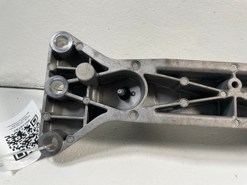 Load image into Gallery viewer, 2018-2023 KIA STINGER RWD TRANSMISSION CROSSMEMBER SUPPORT MOUNT BRACKET #110787

