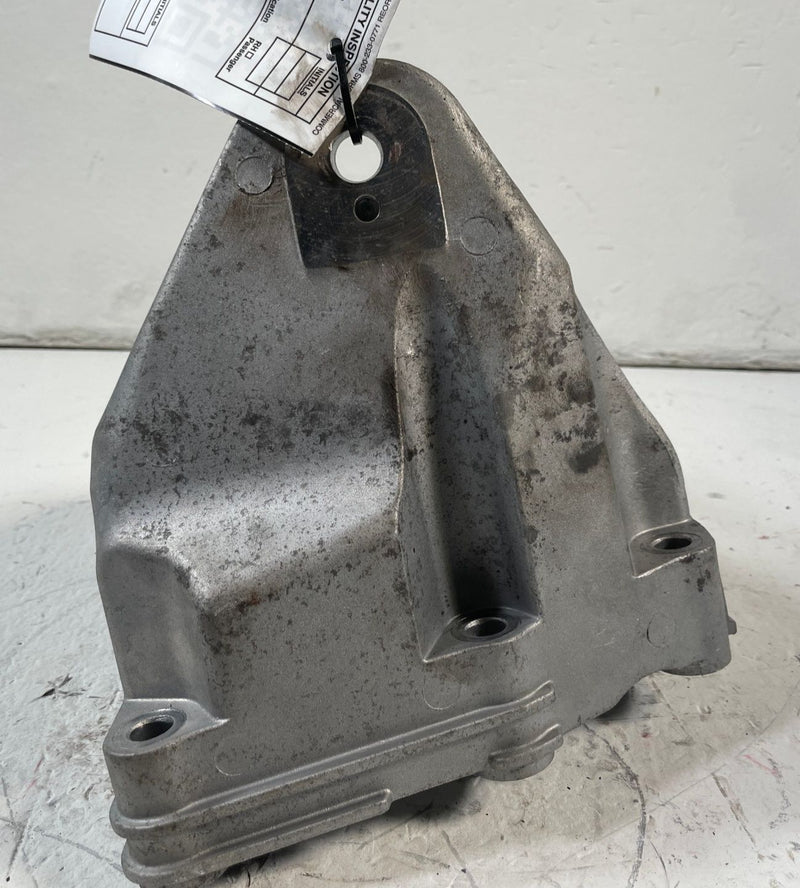 Load image into Gallery viewer, 2018-2023 KIA STINGER RWD FRONT RIGHT ENGINE MOUNT SUPPORT BRACKET 3.3L #110814

