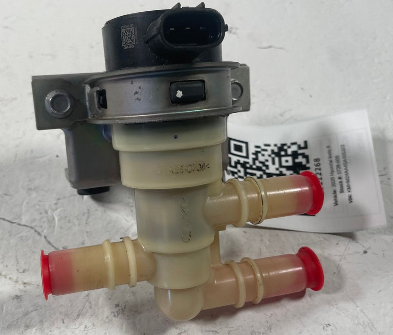 Load image into Gallery viewer, 2023-2025 HYUNDAI IONIQ 6 HVAC A/C 3-WAY HEATER WATER CONTROL VALVE # 112268

