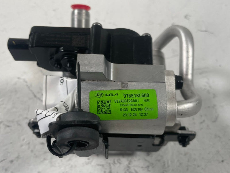 Load image into Gallery viewer, 23-25 HYUNDAI IONIQ 6 A/C HEATER EVAPORATOR CORE COOLER CHILLER &amp; VALVE #112254
