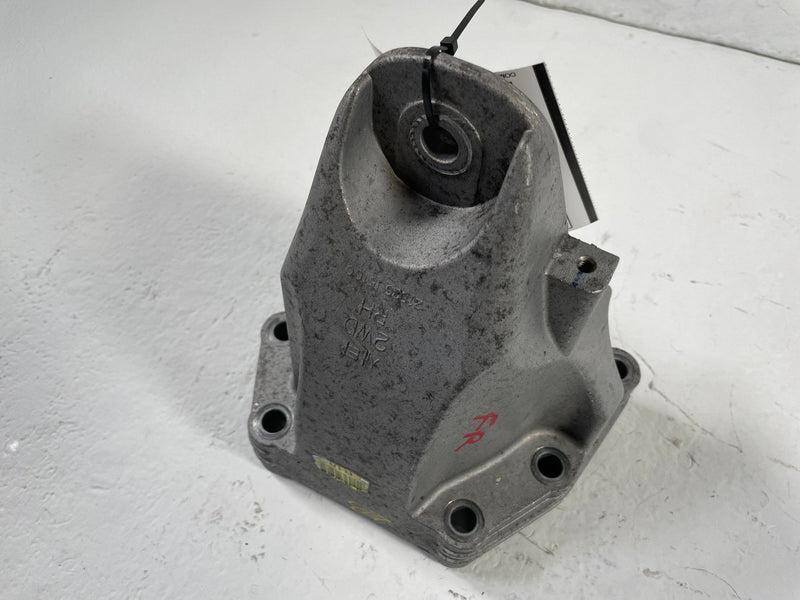 Load image into Gallery viewer, 2019-2023 GENESIS G70 RWD FRONT RIGHT ENGINE MOUNT SUPPORT BRACKET 2.0L # 108167
