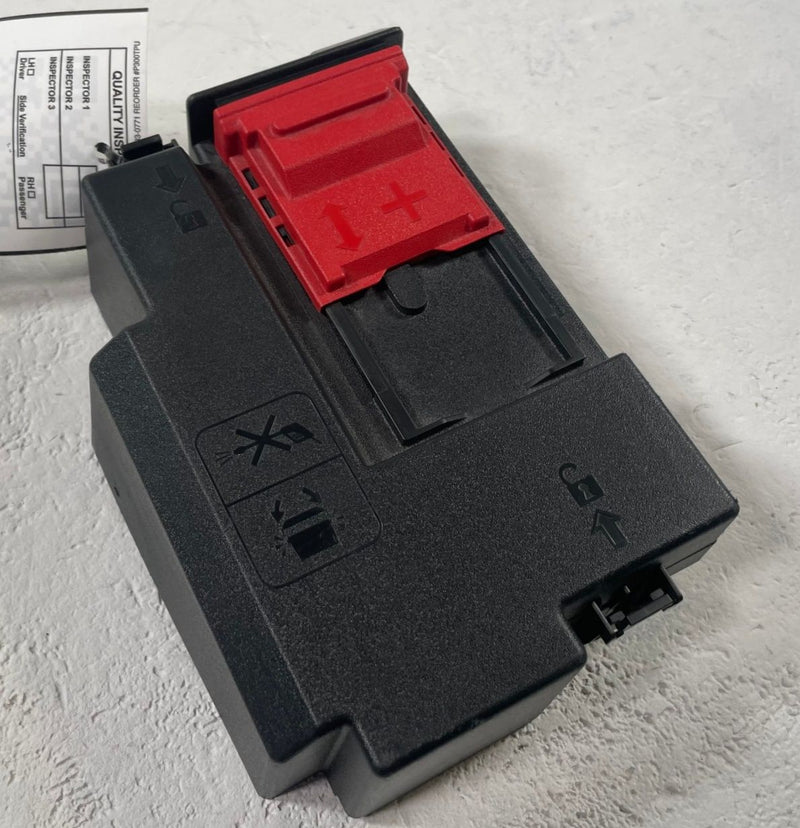 Load image into Gallery viewer, 25-26 CHEVROLET EQUINOX ENGINE COMPARTMENT FUSE RELAY BOX BLOCK COVER # 112370
