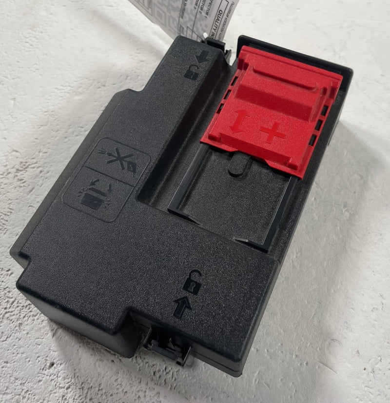 Load image into Gallery viewer, 25-26 CHEVROLET EQUINOX ENGINE COMPARTMENT FUSE RELAY BOX BLOCK COVER # 112370
