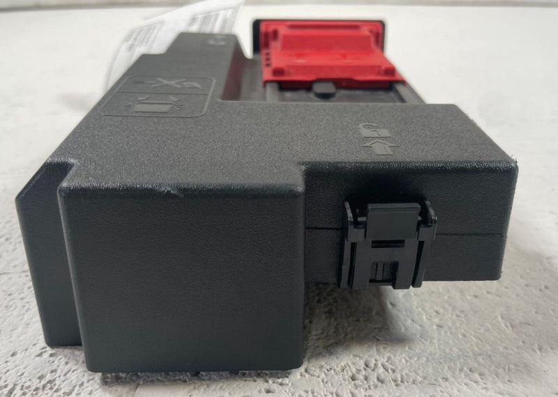 Load image into Gallery viewer, 25-26 CHEVROLET EQUINOX ENGINE COMPARTMENT FUSE RELAY BOX BLOCK COVER # 112370
