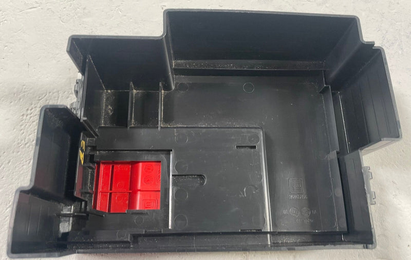 Load image into Gallery viewer, 25-26 CHEVROLET EQUINOX ENGINE COMPARTMENT FUSE RELAY BOX BLOCK COVER # 112370
