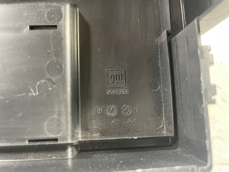 Load image into Gallery viewer, 25-26 CHEVROLET EQUINOX ENGINE COMPARTMENT FUSE RELAY BOX BLOCK COVER # 112370
