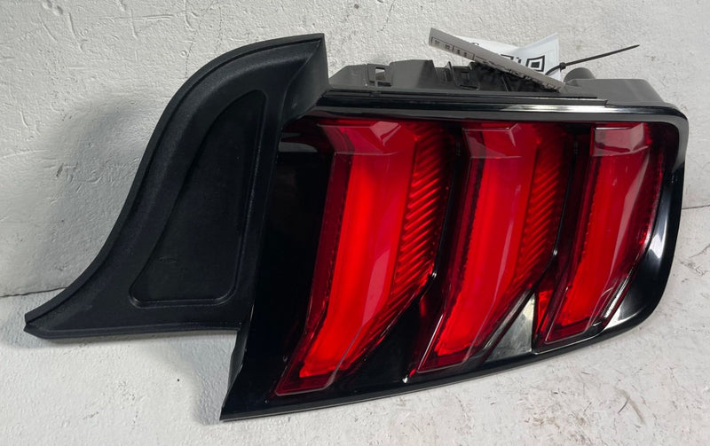 Load image into Gallery viewer, 2018 - 2023 FORD MUSTANG REAR RIGHT SIDE TAILLIGHT TAIL LIGHT LAMP # 113556
