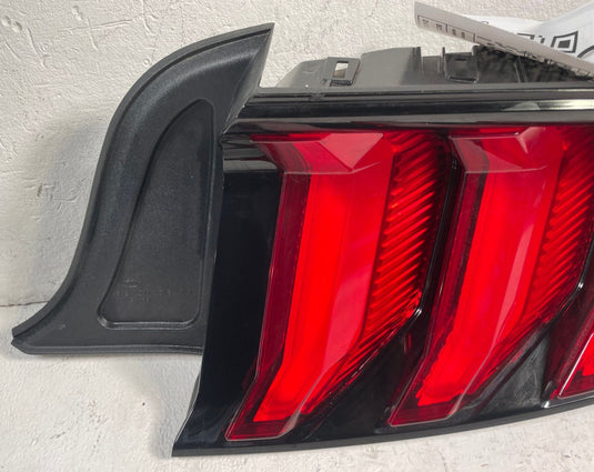2018 - 2023 FORD MUSTANG REAR RIGHT SIDE TAILLIGHT TAIL LIGHT LAMP