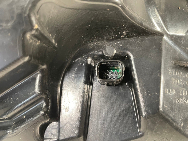 Load image into Gallery viewer, 2018 - 2023 FORD MUSTANG REAR RIGHT SIDE TAILLIGHT TAIL LIGHT LAMP # 113556

