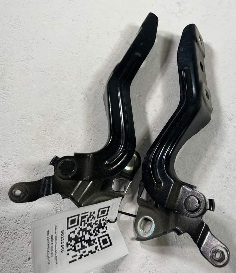 Load image into Gallery viewer, 25 - 26 CHEVROLET EQUINOX FRONT LEFT &amp; RIGHT SIDE HOOD HINGES PAIR 1.5L # 112346
