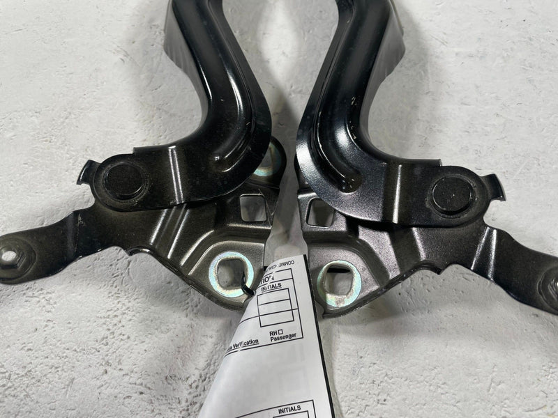 Load image into Gallery viewer, 25 - 26 CHEVROLET EQUINOX FRONT LEFT &amp; RIGHT SIDE HOOD HINGES PAIR 1.5L # 112346
