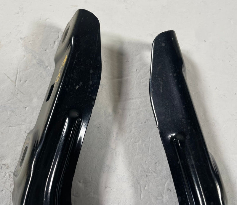 Load image into Gallery viewer, 25 - 26 CHEVROLET EQUINOX FRONT LEFT &amp; RIGHT SIDE HOOD HINGES PAIR 1.5L # 112346
