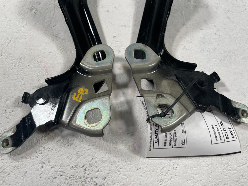Load image into Gallery viewer, 25 - 26 CHEVROLET EQUINOX FRONT LEFT &amp; RIGHT SIDE HOOD HINGES PAIR 1.5L # 112346
