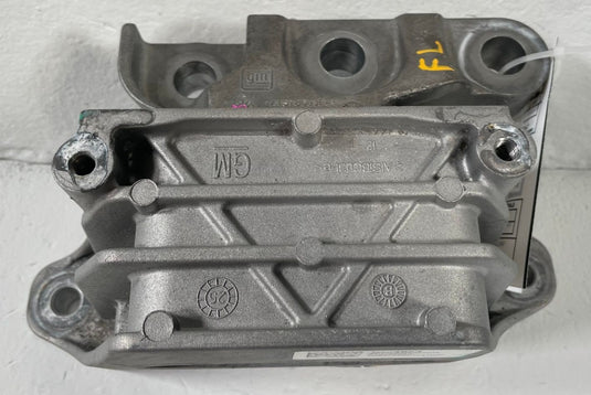 25-26 CHEVROLET EQUINOX FWD FRONT LEFT SIDE MOUNT SUPPORT BRACKET 1.5L 