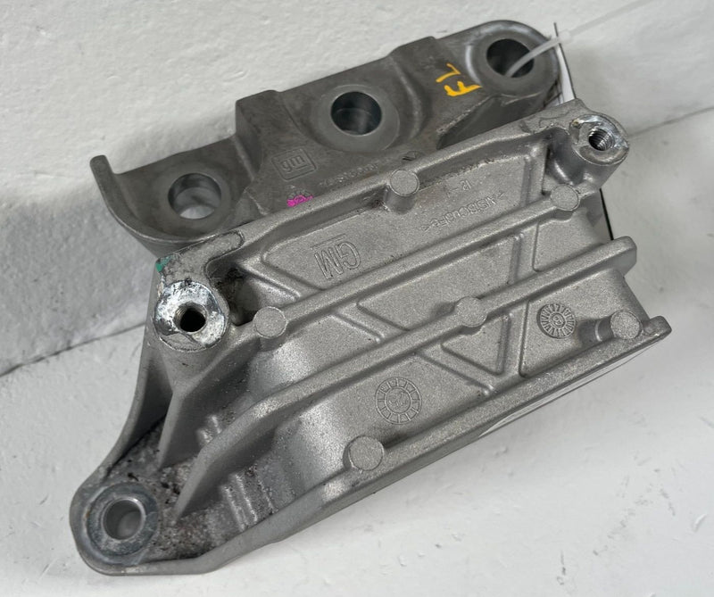 Load image into Gallery viewer, 25-26 CHEVROLET EQUINOX FWD FRONT LEFT SIDE MOUNT SUPPORT BRACKET 1.5L # 112424
