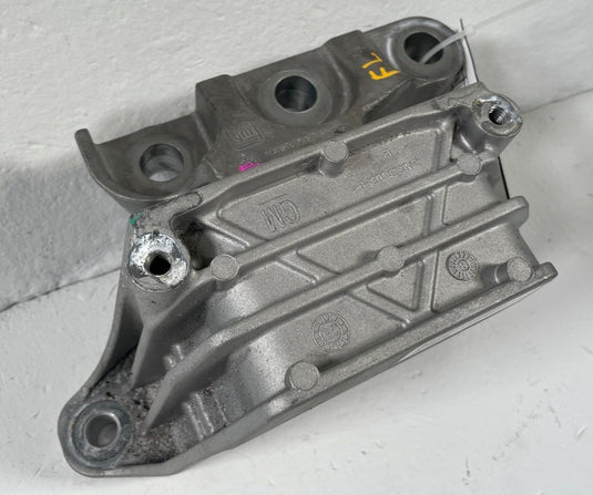 25-26 CHEVROLET EQUINOX FWD FRONT LEFT SIDE MOUNT SUPPORT BRACKET 1.5L 