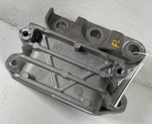25-26 CHEVROLET EQUINOX FWD FRONT LEFT SIDE MOUNT SUPPORT BRACKET 1.5L