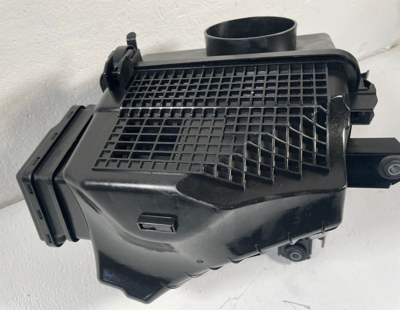 Load image into Gallery viewer, 22-23 GENESIS G70 ENGINE AIR INTAKE CLEANER FILTER HOUSING BOX 2.0L # 110980
