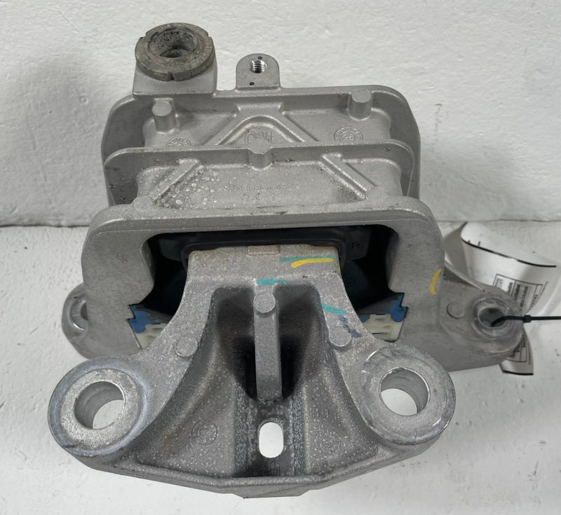 Load image into Gallery viewer, 25-26 CHEVROLET EQUINOX FRONT RIGHT ENGINE MOTOR MOUNT SUPPORT BRACKET #112423
