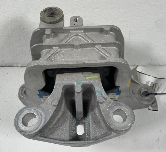 25-26 CHEVROLET EQUINOX FRONT RIGHT ENGINE MOTOR MOUNT SUPPORT BRACKET