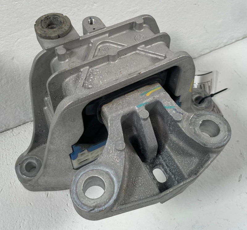 Load image into Gallery viewer, 25-26 CHEVROLET EQUINOX FRONT RIGHT ENGINE MOTOR MOUNT SUPPORT BRACKET #112423
