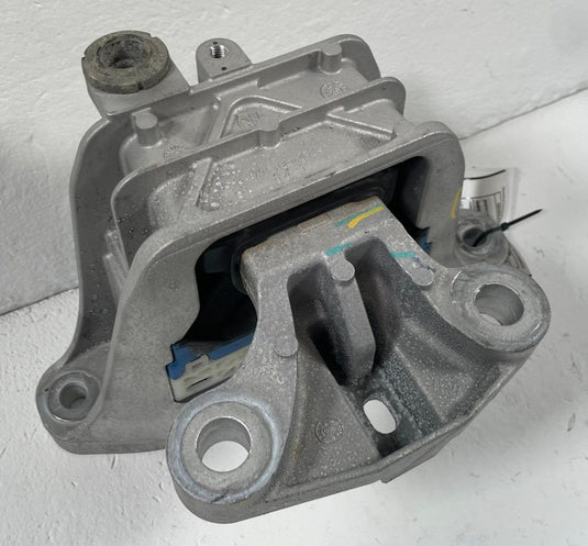 25-26 CHEVROLET EQUINOX FRONT RIGHT ENGINE MOTOR MOUNT SUPPORT BRACKET