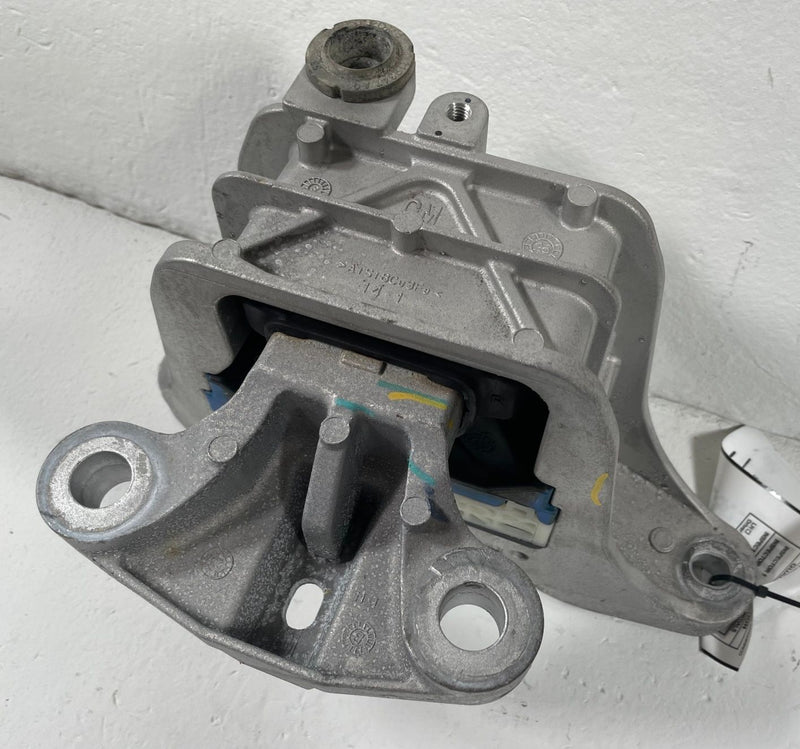 Load image into Gallery viewer, 25-26 CHEVROLET EQUINOX FRONT RIGHT ENGINE MOTOR MOUNT SUPPORT BRACKET #112423
