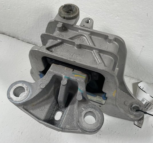 25-26 CHEVROLET EQUINOX FRONT RIGHT ENGINE MOTOR MOUNT SUPPORT BRACKET