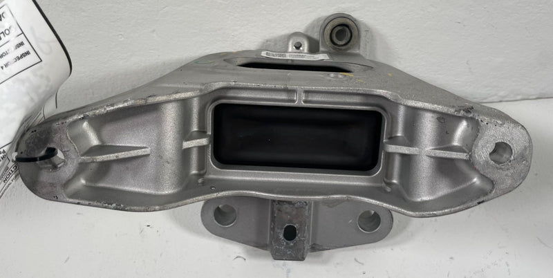 Load image into Gallery viewer, 25-26 CHEVROLET EQUINOX FRONT RIGHT ENGINE MOTOR MOUNT SUPPORT BRACKET #112423
