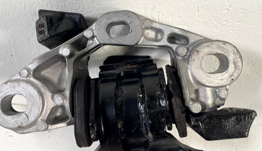 2017-2025 MAZDA CX-5 FRONT LEFT AUTOMATIC TRANSMISSION MOUNT BRACKET