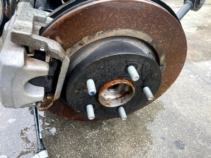 Load image into Gallery viewer, 2021-2025 NISSAN ROGUE AWD REAR RIGHT SIDE SUSPENSION KNEE ASSEMBLY # 106873
