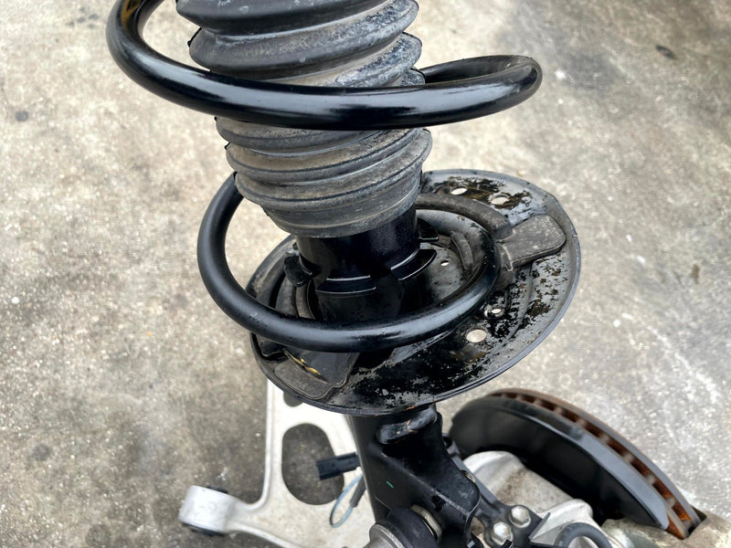 Load image into Gallery viewer, 2021 - 2023 NISSAN ROGUE AWD FRONT LEFT SIDE SUSPENSION KNEE ASSEMBLY # 106872
