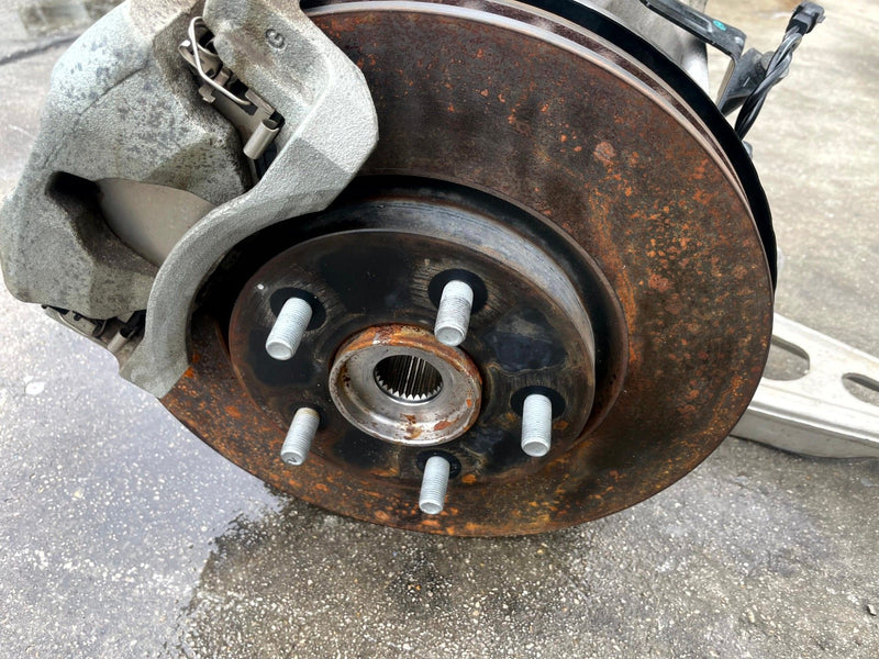 Load image into Gallery viewer, 2021 - 2023 NISSAN ROGUE AWD FRONT LEFT SIDE SUSPENSION KNEE ASSEMBLY # 106872
