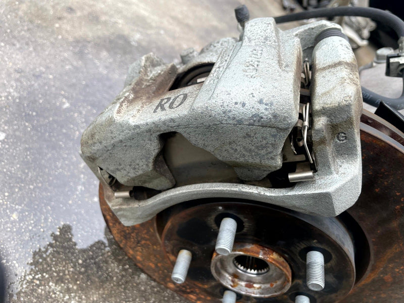 Load image into Gallery viewer, 2021 - 2023 NISSAN ROGUE AWD FRONT LEFT SIDE SUSPENSION KNEE ASSEMBLY # 106872
