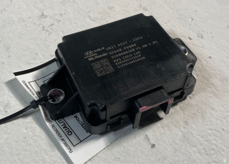 Load image into Gallery viewer, 2024-25 HYUNDAI SANTA FE CHASIS DOMAIN CONTROL MODULE UNIT 95640-P6000 # 106916
