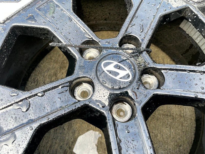 Load image into Gallery viewer, HYUNDAI SANTA FE 18" 18x7.5 BLACK ALLOY WHEEL RIM W/ TIRE (ONLY#1) 24-26 #111303
