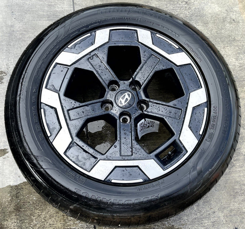 Load image into Gallery viewer, HYUNDAI SANTA FE 18" 18x7.5 BLACK ALLOY WHEEL RIM W/ TIRE (ONLY#1) 24-26 #111301

