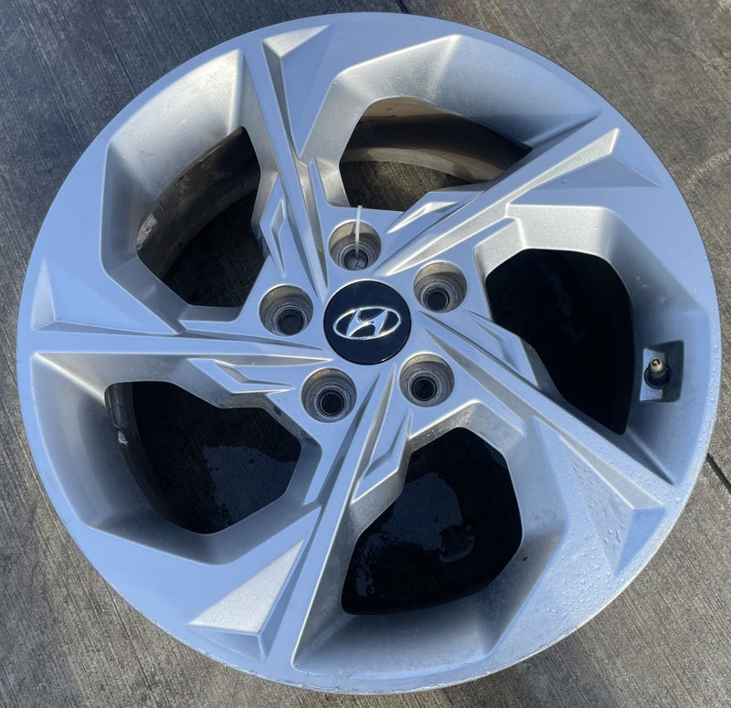 Load image into Gallery viewer, HYUNDAI TUCSON 17x7 5 SPOKE SILVER ALLOY WHEEL W/TIRE (ONLY#1) 22-24 # 113736
